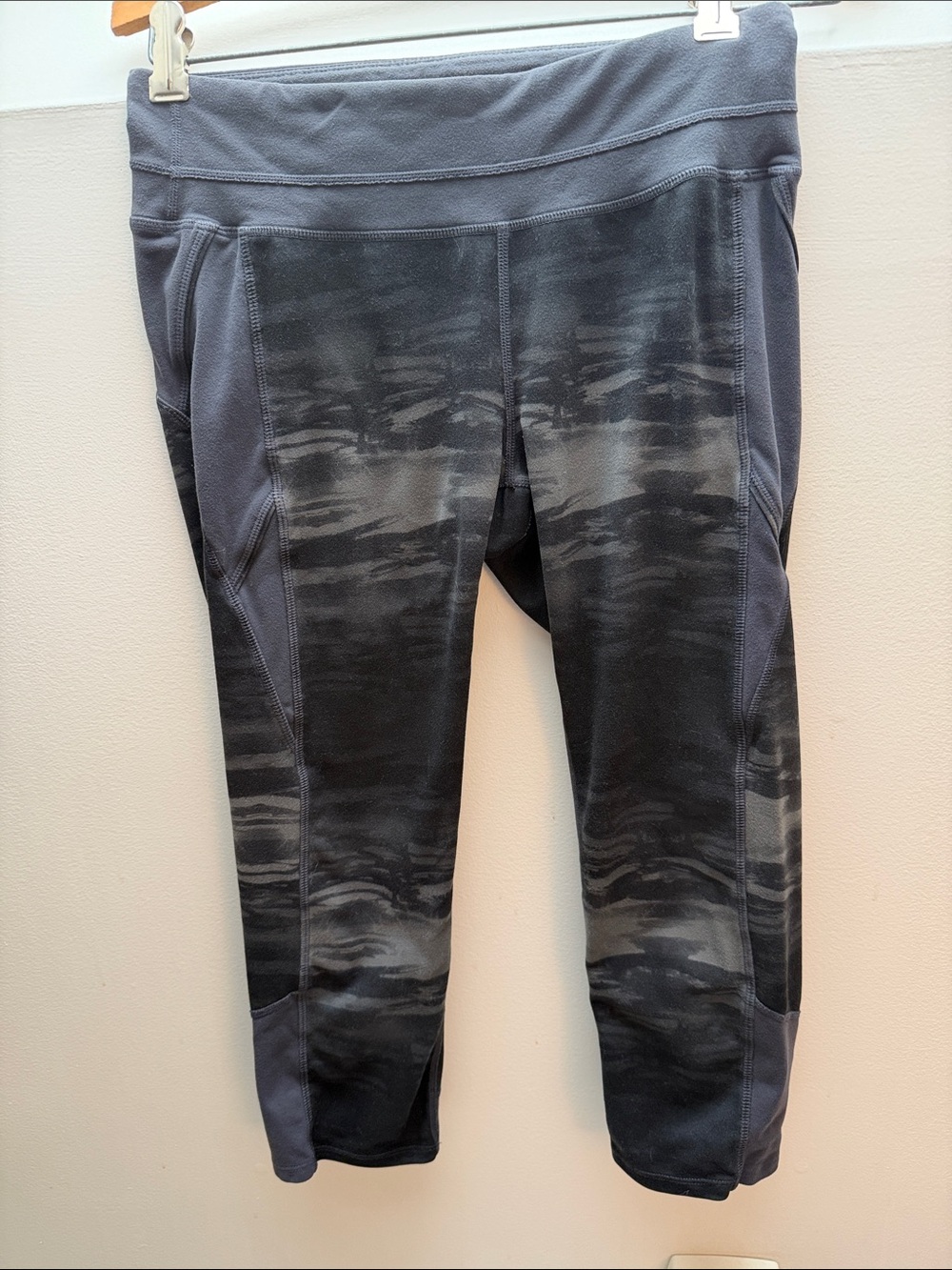 Athleta Girls Gray & Black Camouflage Capri Leggings
